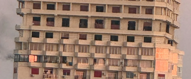 Zjarr në pallatin shumëkatësh në Golem