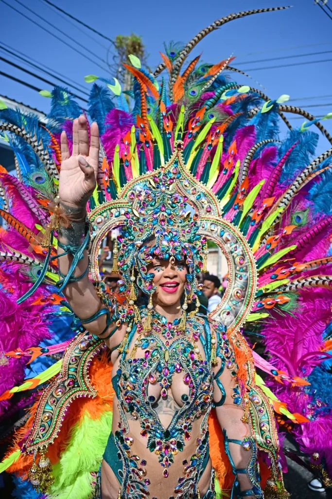 Rihanna shkëlqen në Crop Over 2026, rikthehet në Barbados me një superkostum karnavalesh