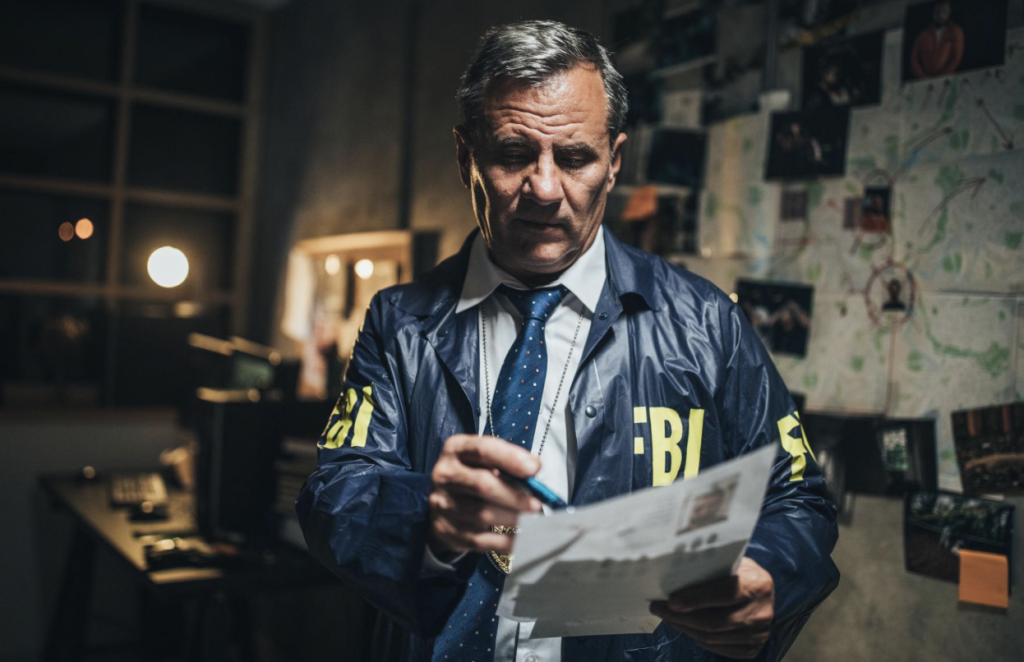Akuzohet për vjedhjen e 900 mijë dollarëve në kripto, agjenti i FBI-së pyeti ChatGPT ku të arratisej