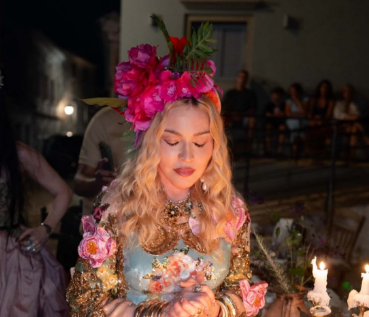 Madonna në 68 vjetorin e saj: Hani, lutuni, dashuroni, pini, kërceni, thyeni pjata…