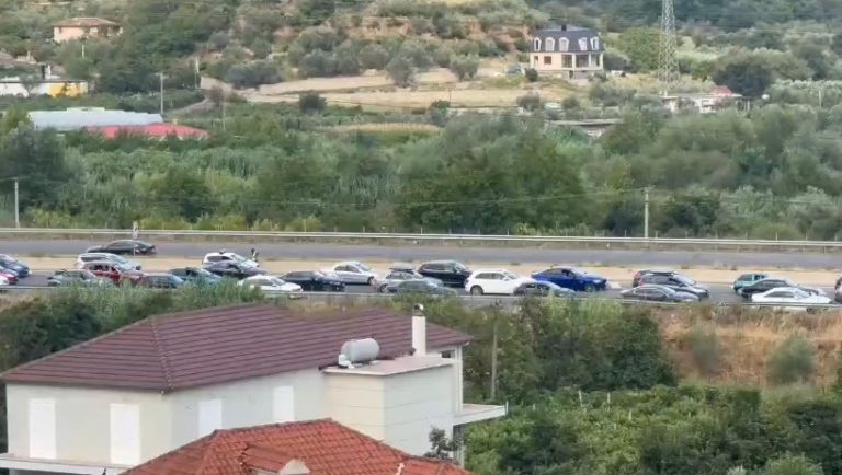 Trafik kilometrik në hyrje të Elbasanit, vështirësi në qarkullimin e automjeteve (VIDEO)