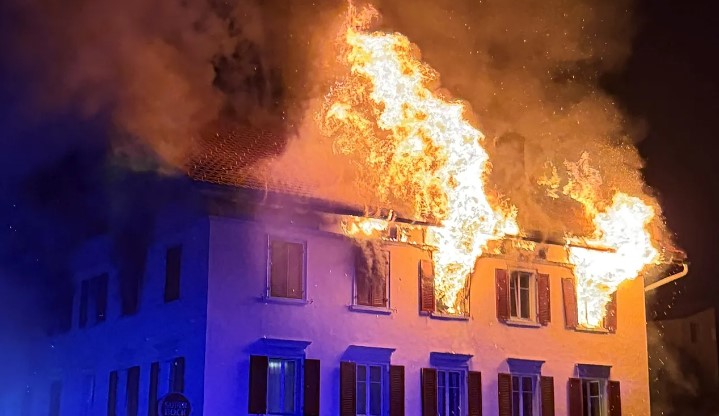 Përfshihet nga zjarri një pallat në Zvicër, “digjet plotësisht”! Pesë persona të zhdukur dhe tetë të plagosur