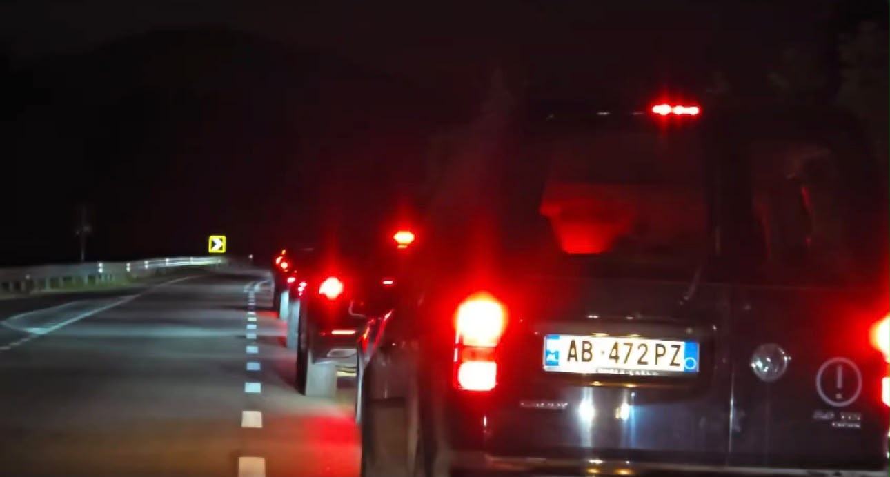21:24 Trafik kilometrik në kthim nga jugu, mijëra automjete të bllokuara nga Tuneli i Llogarasë drejt Orikumit (VIDEO)