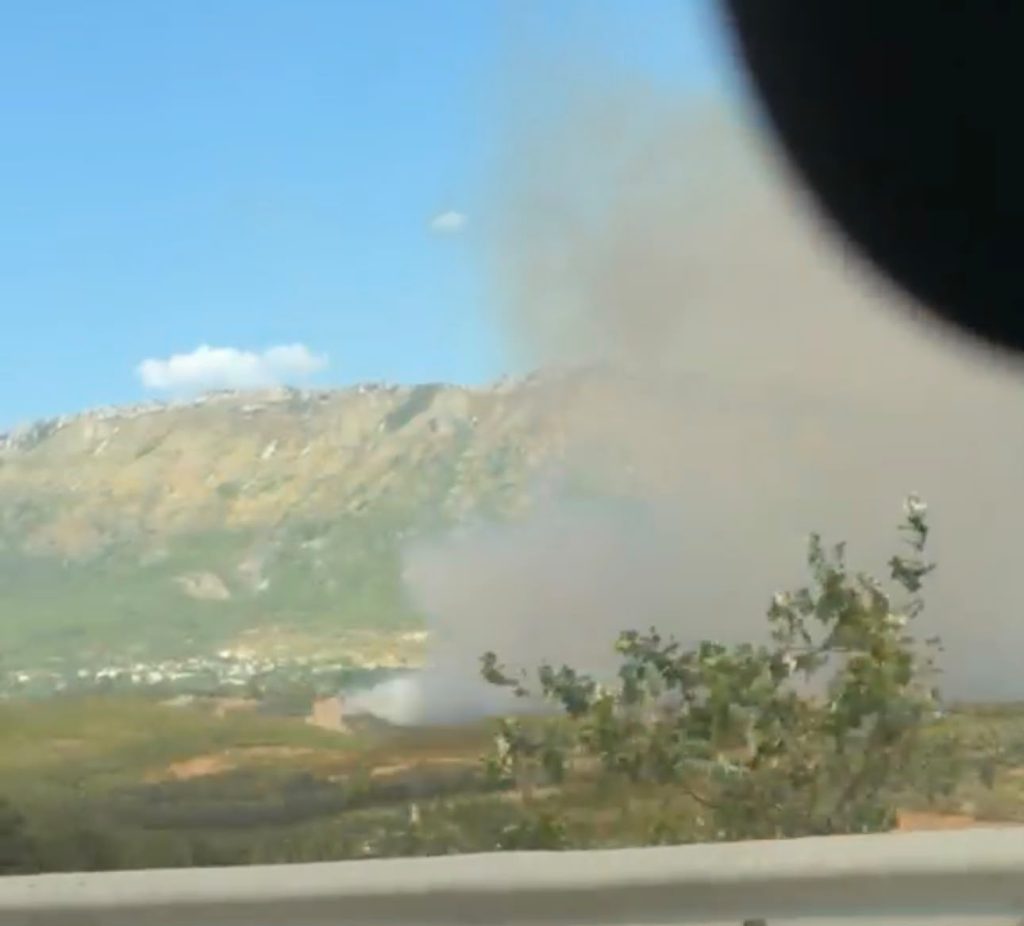 Zjarr në zonën e Saukut, flakët përfshijnë një sipërfaqe të madhe toke (VIDEO)