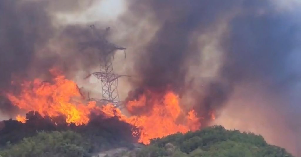 10 vatra zjarri aktive në vend, Ministria e Mbrojtjes: 2 helikopterë për shuarjen e flakëve në Priskë të Madhe