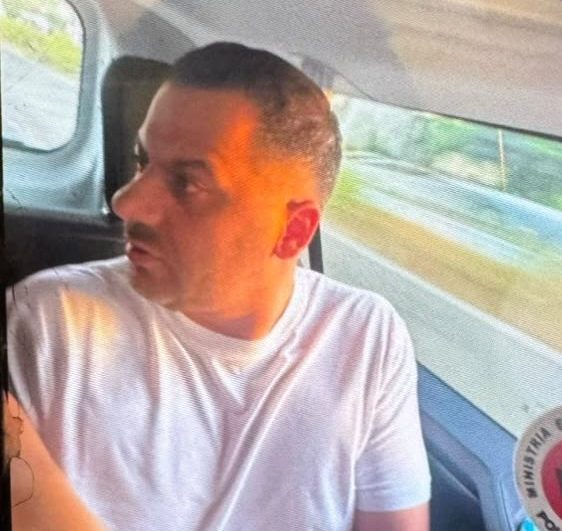 21:19 VIDEO-Arrestimi i bujshëm/ Momenti kur policia vë në pranga Ergys Agasin