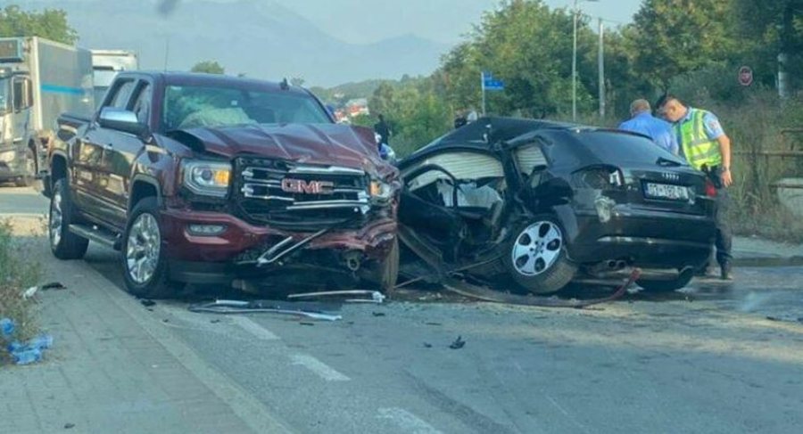 Aksident i rëndë në Prishtinë, tre automjete përplasen me njëra-tjetrën, vdes një person