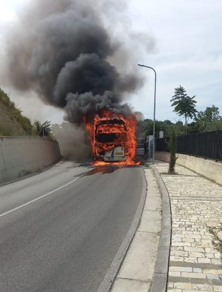 Autobusi me turistë përfshihet nga flakët në Qafën e Kalasë në Berat, digjet edhe një automjet