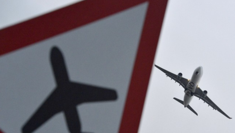 Fëmija refuzoi të vendoste rripin e sigurimit në avion, anulohet fluturimi në Kanada. Ndizet debati në internet