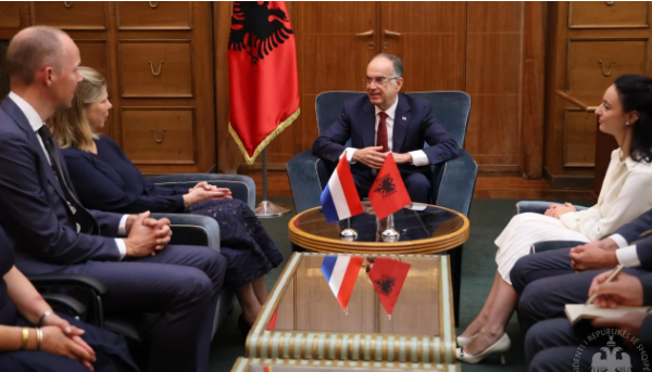12:50 Presidenti Begaj pret ambasadoren e re të Holandës, në fokus marrëdhëniet dypalëshe dhe integrimi në BE