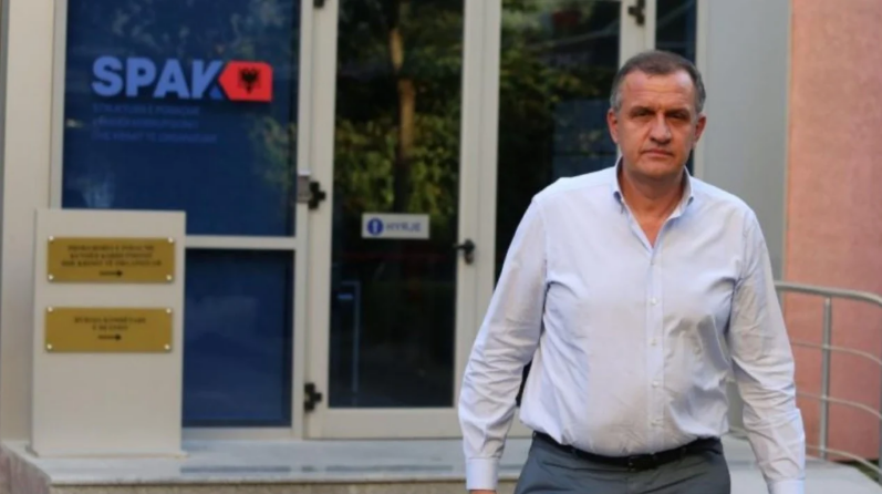 09:46 “Kam qëndruar padrejtësisht në paraburgim”/ U lirua nga burgu, reagon ish-ministri Ilir Beqaj: Sot jam i lumtur që ndodhem pranë familjes sime