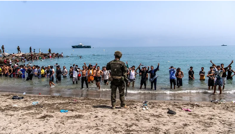 Alarm në Ceuta, inteligjenca: Rrezik konkret për terrorizëm! Pas valës së emigrantëve dyshohet se ka një organizim të koordinuar