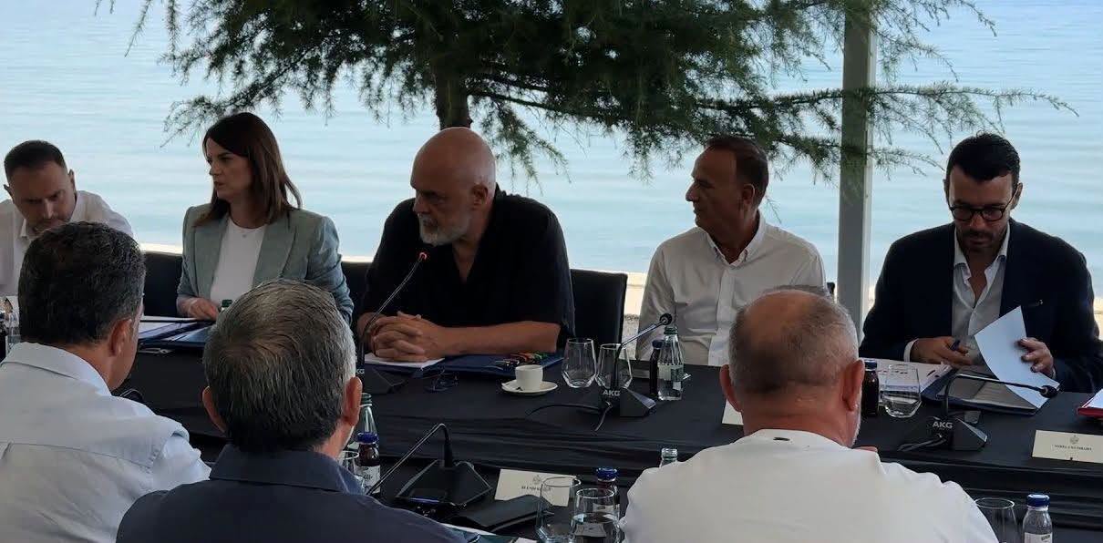 15:00 Takimet në Pogradec/ Rama: “Fiksimi ynë, shqetësimi i çdo qytetari” – zbardhen porositë për ministrat dhe drejtuesit politikë