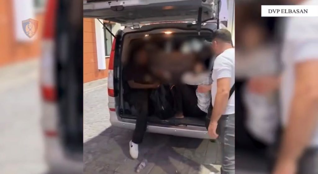 U kapën duke transportuar 24 emigrantë të paligjshëm, në pranga 3 persona në Elbasan. Sekuestrohen 2 makina