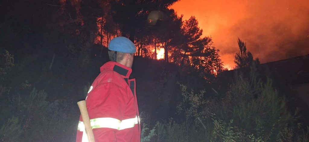 Vijojnë operacionet për shuarjen e zjarrit në Krujë, mbi 280 forca në terren