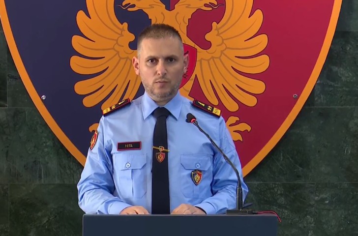 18:58 Objekti 5-katësh i ndërtuar poshtë “hundës së shtetit”/ Skënder Hita pezullon të gjithë zinxhirin komandues në Komisariatin e Policisë së Himarës