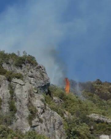Riaktivizohet zjarri në Abaze të Krujës/ Flakët vijojnë pranë depove të eksplozivit në Krastë