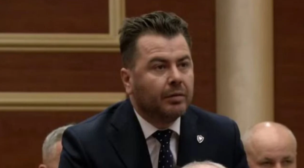 “Mos flisni më për këtë çështje se do ta shikoni”, deputeti Kapri denoncon bashkëshortin e ish-drejtoreshës së postës së Durrësit: Më kërcënoi në telefon