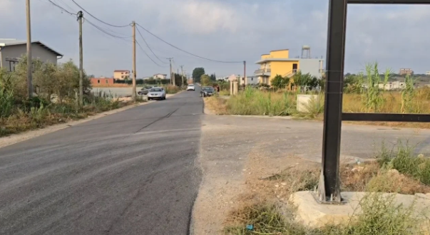 08:21 Aksidenti tragjik në Manzë, identifikohen tri viktimat dhe dy të plagosurit. 16-vjeçari transportohet drejt Tiranës në gjendje të rëndë