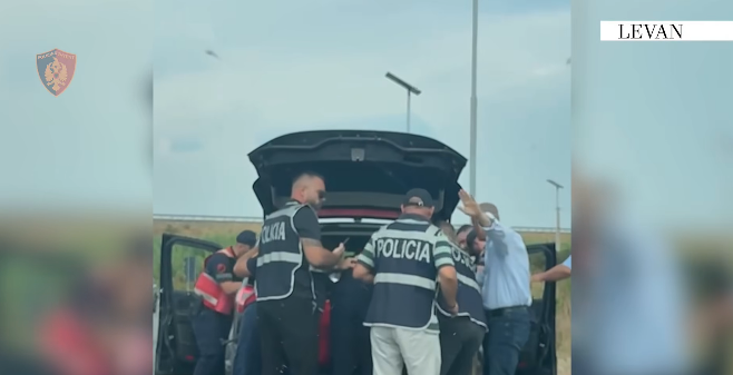 Dalin pamjet! I fshehur në bagazhin e një makine, momenti kur ‘Shqiponjat’ arrestojnë Sokrat Vatën. Në automjet edhe dy persona të tjerë
