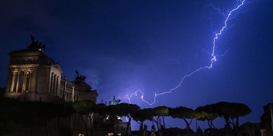 Moti i keq në Itali! Rreth 40 mijë rrufe godasin Ligurian, njëra godet trenin