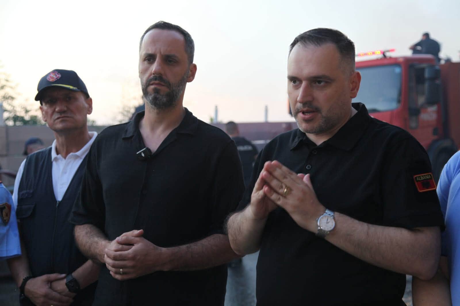 20:48 Zjarri në Krujë, 3 helikopterë në aksion/ Ministri: Flakët u shkaktuan nga dora e njeriut