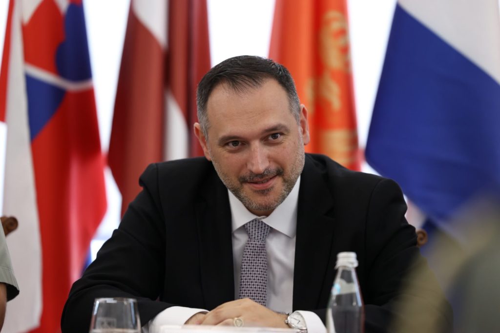 Sportistët elitarë pjesë e formimit të kadetëve, ministri Nufi prezanton klasat sportive në AFA