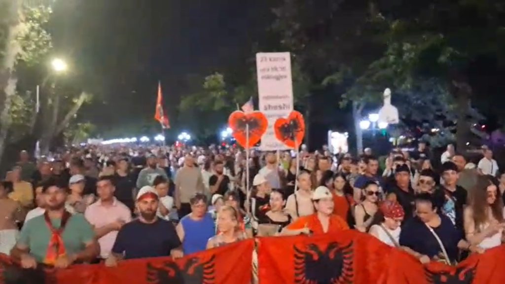 Diaspora i përgjigjet thirrjeve të protestuesve, merr pjesë në tubimin e 76-të. Vijojnë fjalimet përpara kryeministrisë