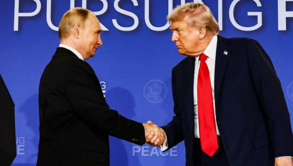 Putini i “dhuron” Trumpit një të burgosur amerikan, analiza e “Sky News”: Çfarë fshihet pas këtij gjesti dhe pse tani?