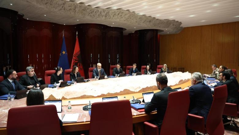 07:54 Zyrtarët e lartë në hotele me 5 yje, dietat deri në 150 euro në ditë, biletat dhe akomodimin e paguan drejtpërdrejt shteti