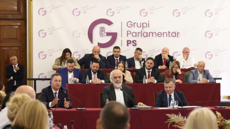 13:25 Rama mbledh grupin parlamentar dhe qeverinë në Pallatin e Brigadave, zbulohet data dhe ora e takimit