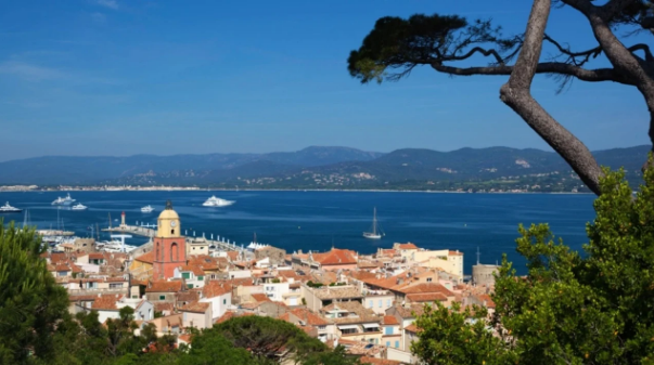 Terror në Saint-Tropez/ Katër persona të armatosur hyjnë në vilën e miliarderit brazilian dhe lidhin familjen për t’i grabitur