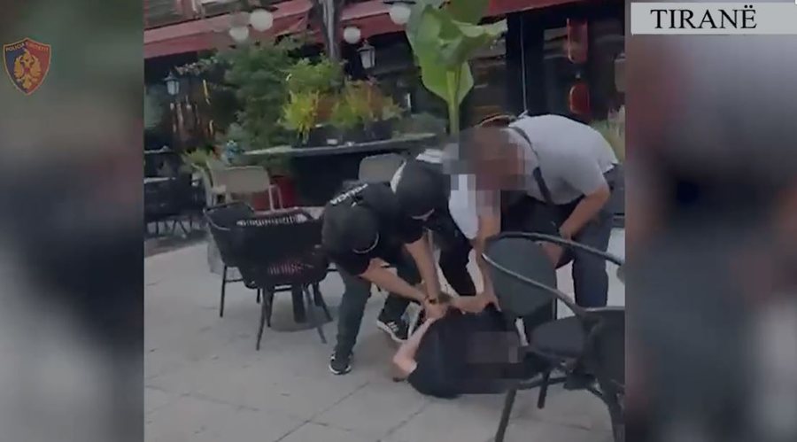 Po i dorëzonte kokainë 26-vjeçarit, kapen dhe arrestohen dy të rinjtë në Tiranë