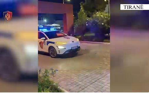 Vodhi një makinë dhe tentoi të arratisej, 35-vjeçari italian përplas disa makina dhe godet policin