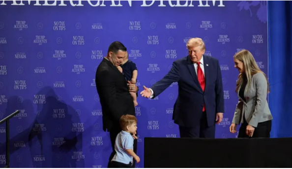 Trump kap vogëlushin para se të bjerë nga skena, nuk i kursen ironitë për Biden: S’dua që të bëhet si ai (Video)