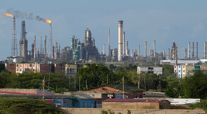 Çfarë dimë për marrëveshjen e Trump që i jep SHBA-së akses në naftën e Venezuelës