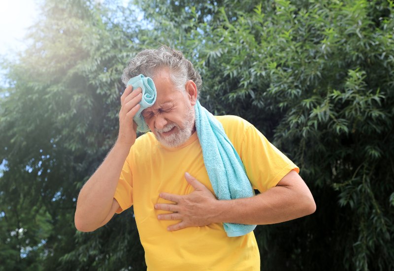 Zemra në rrezik gjatë pushimeve? Kardiologia tregon gabimet që duhen shmangur në plazh