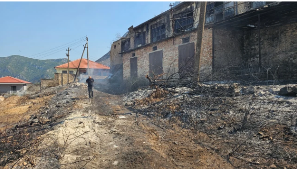 10:49 Zjarri në Krujë, një lagjet mbetet pa energji pas dëmtimit të linjës së tensionit të lartë, vijon ndërhyrja me helikopterë
