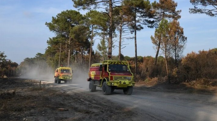 Mbi 1,500 zjarrfikës në terren, zjarret në jug të Francës stabilizohen pas djegies së 1,850 hektarëve