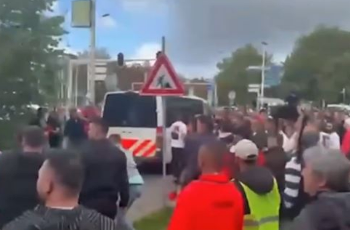 Shqiptarët i vënë “flakën” Hagës, përplasje me policinë pas vendimit për ish-krerët e UÇK-së, fillojnë shoqërimet e para