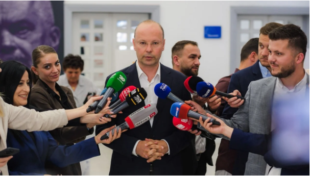 12:40 Kundërshton PD/ Dekretimi i ligjit për magjistratët, Kaso sulmon presidentin: Begaj për hir të mazhorancës heq dorë me qejf nga kompetencat e tij