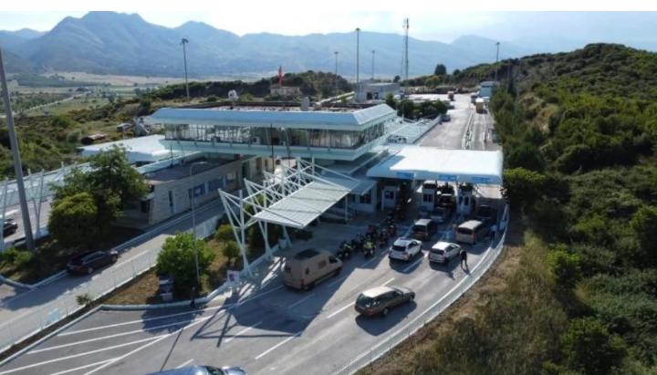 Trafik droge nga Shqipëria drejt Greqisë, ndalohet shoferi dhe pasagjeri i furgonit, sekuestrohen rreth 90 kg