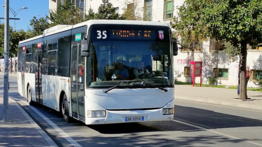 Autobusët rikthehen me kapacitet të plotë, qeveria subvencionon naftën me 50 lekë për litër