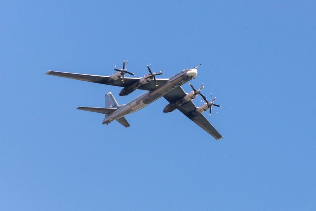 Bombarduesi rus Tu-95 rrëzohet gjatë fluturimit stërvitor, raportohet për 6 viktima (VIDEO)