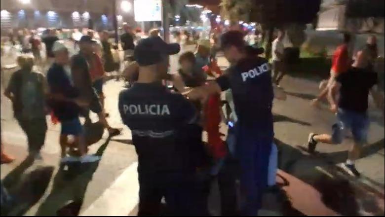 09:10 Rrethuan 2 orë hyrjen e Kryeministrisë dhe u përplasën me policinë, 14 protestues të arrestuar