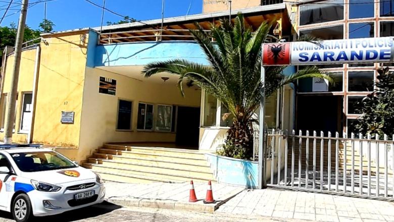 I arrestuari dëmtoi kamerën, tavanin dhe orenditë në komisariatin e Sarandës, pezullohen 3 efektivë