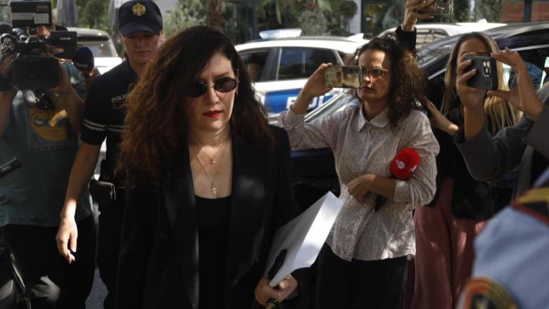 14:29 Vlora Hyseni del nga gjykata, ‘kyç’ gojën për mediat/ Lihet në fuqi masa “arrest në shtëpi” për ish-drejtoreshën e SHISH