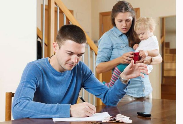 Për çfarë i shpenzojnë paratë shqiptarët dhe europianët: 29% për ushqime, gati trefishi i BE-së