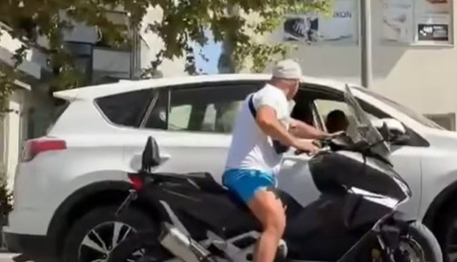 “I kanë fikur radarin”/ Publikohet videoja, rrihet në mes të rrugës shefi i Komisariatit (VIDEO)