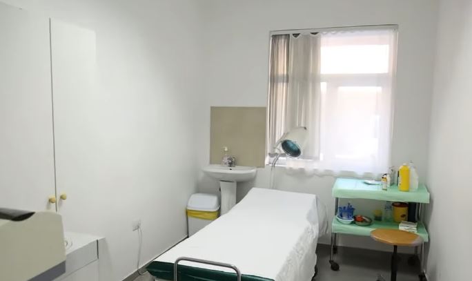 Qytetarët prej 3 ditësh me simptoma helmimi në urgjencën e Spitalit të Fushë-Arrëzit: Uji mban erë të rëndë